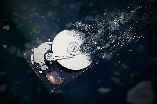 La antigua unidad de disco duro se está desintegrando en el espacio. photo