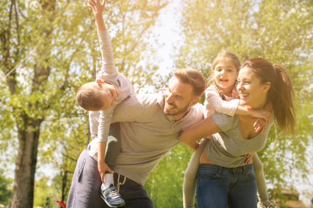 szczęśliwa rodzina na świeżym powietrzu. - rodzinne drzewo zdjęcia i obrazy z banku zdjęć