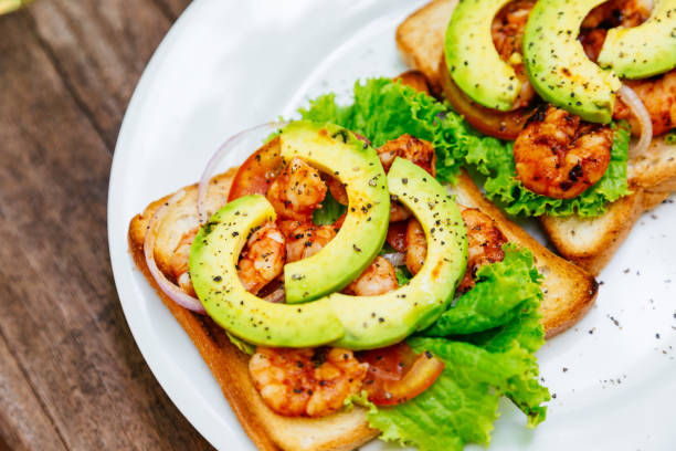 garnelen-sandwiches mit avocado - sandwich avocado prepared shrimp bread stock-fotos und bilder