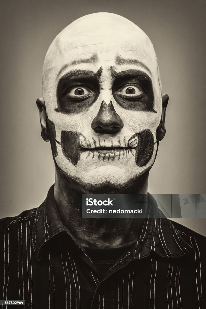 Hombre Hermoso Con Maquillaje Creativo Para La Fiesta De Halloween Foto de  stock y más banco de imágenes de 30-39 años - iStock