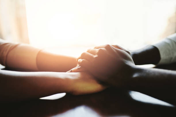 you'll never be alone - holding hands human hand romance support imagens e fotografias de stock