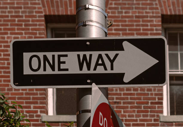 米国ボストンの路上でポールに「片道」の看板 - one way sign single object street ストックフォトと画像