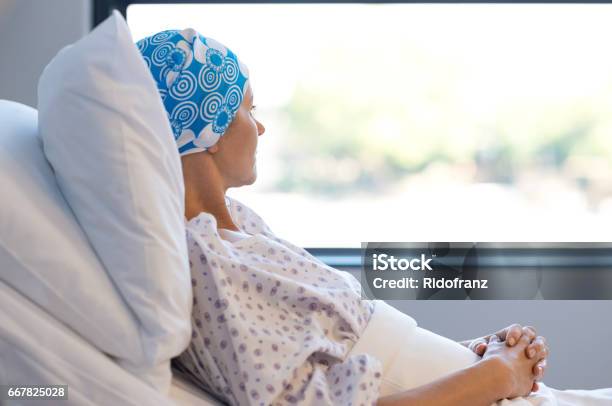 Paciente Con Cáncer Descanso Foto de stock y más banco de imágenes de Cáncer - Tumor - Cáncer - Tumor, Paciente, Mujeres