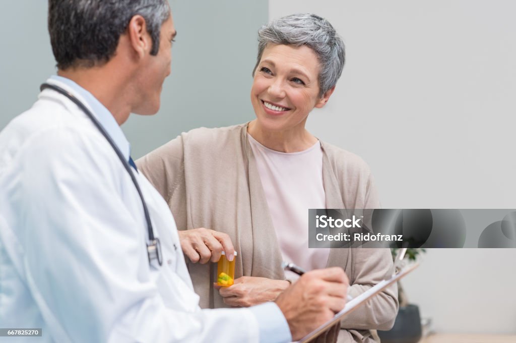 Paciente y médico hablar - Foto de stock de Doctor libre de derechos