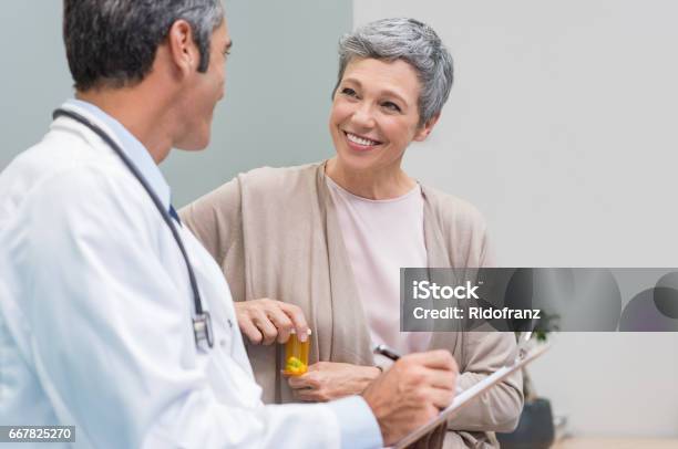 Paciente Y Médico Hablar Foto de stock y más banco de imágenes de Doctor - Doctor, Paciente, Menopausia