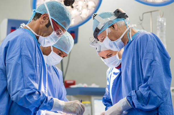 team of surgeons operating - surgeon urgency expertise emergency services imagens e fotografias de stock