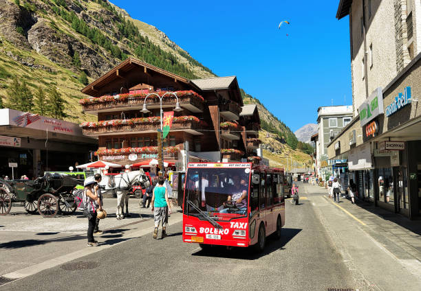 turisti e taxi bus nel centro della città di zermatt - cottage scotland scottish culture holiday foto e immagini stock
