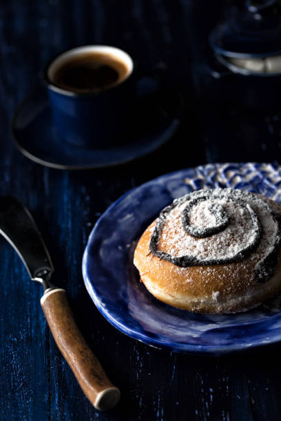 dark blue wooden dessert table - coffee to go flash imagens e fotografias de stock