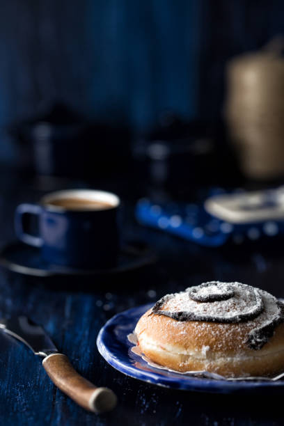 espresso and donut - coffee to go flash imagens e fotografias de stock