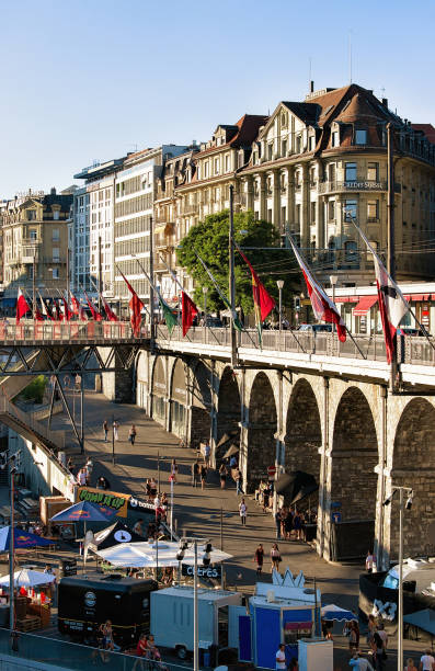 dzielnica flon z mostem wielkiego ponta z flagami w lozannie - flon zdjęcia i obrazy z banku zdjęć