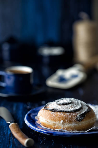 dark blue themed coffee table - coffee to go flash imagens e fotografias de stock