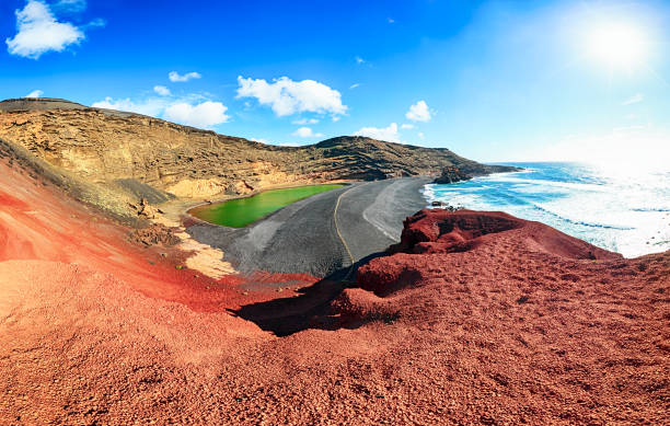 panorama de la vista aérea de volcánico lago el golfo, lanzarote, islas canarias - parque nacional de timanfaya fotografías e imágenes de stock