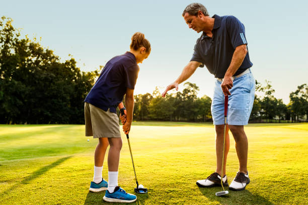 fahter and daughter golf - golf golf swing putting cheerful imagens e fotografias de stock