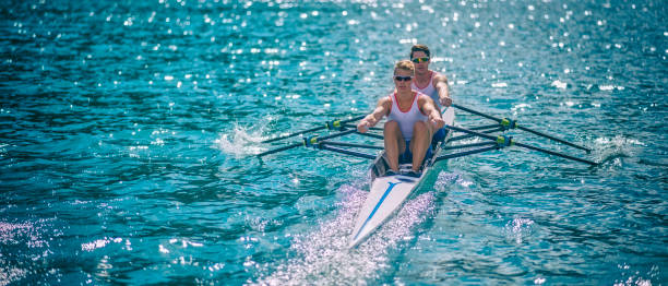 dois homens em um barco a remos - remo simples - fotografias e filmes do acervo