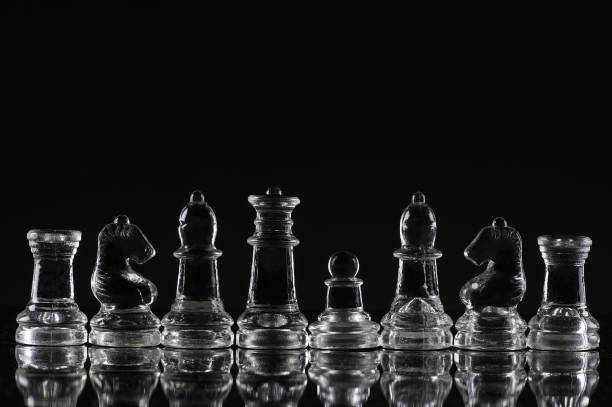 pionek na pozycji króla szachów z piękną atrakcją na czarnym tle - przywództwo, aspiracja, konkurencyjna i biznesowa koncepcja - intelligence set armed forces competitive sport zdjęcia i obrazy z banku zdjęć