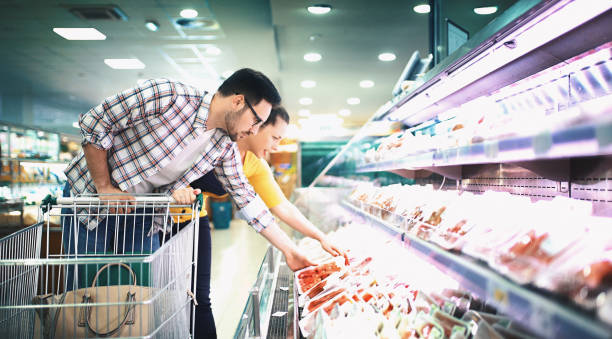 compra de alimentos en el supermercado - supermarket meat women packaging fotografías e imágenes de stock