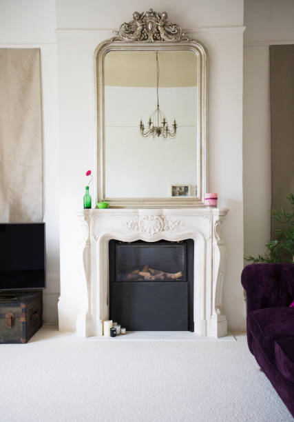 camino in luminoso soggiorno - victorian style fireplace mantelpiece victorian architecture foto e immagini stock