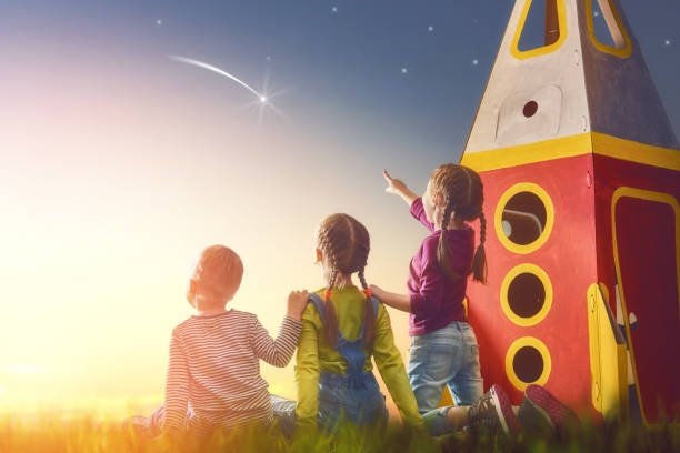 kids looking at the sky - toy spaceship inspiration ideas imagens e fotografias de stock