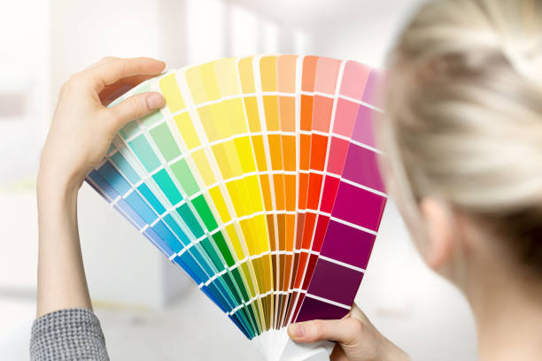 seleccionar color de pintura interior casa del catálogo de swatch de mujer - color wheel colors color image color swatch fotografías e imágenes de stock