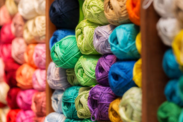 étagères avec fils dans un magasin de tricot et de laine colorée - sewing item photos et images de collection