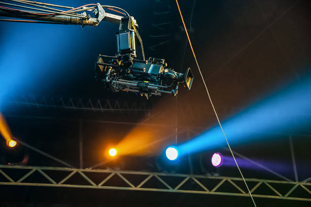 tv camera on crane - filmando com guindaste imagens e fotografias de stock