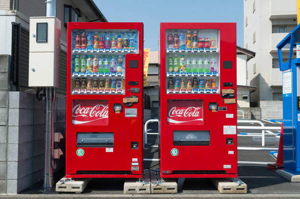 торговые автоматы различных компаний в токио. - vending machine machine candy selling стоковые фото и изображения