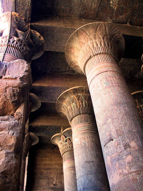 egitto esna. la sala iposte del tempio tolemaico-romano di khnum. - temple of luxor hypostyle hall foto e immagini stock