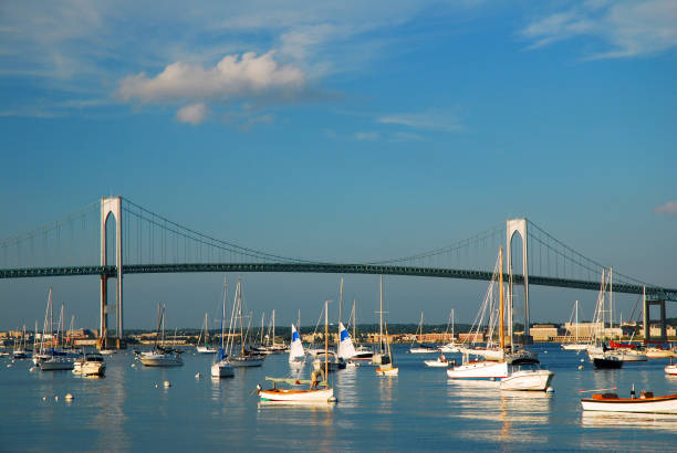クレイボーンペルブリッジ, ニューポート - yacht harbor anchored bay ストックフォトと画像