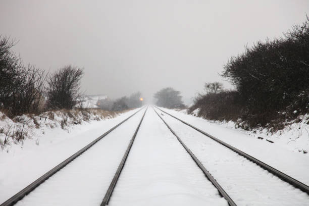 vías del tren en la nieve - suffolk winter england fog fotografías e imágenes de stock