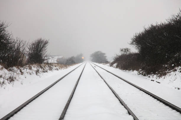 tory kolejowe w śniegu - suffolk winter england fog zdjęcia i obrazy z banku zdjęć