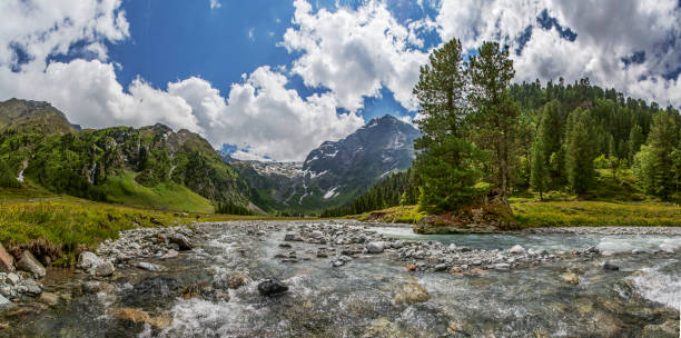 istock Recording towards the glacier 668012452