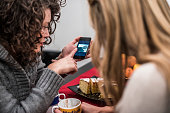 giovani-ragazze-con-uno-smartphone.jpg?b=1&s=170x170&k=20&c=de-GpAQ-p0CfjBgAWxUCNcCmch7M78cfVdIqPphHOMM=