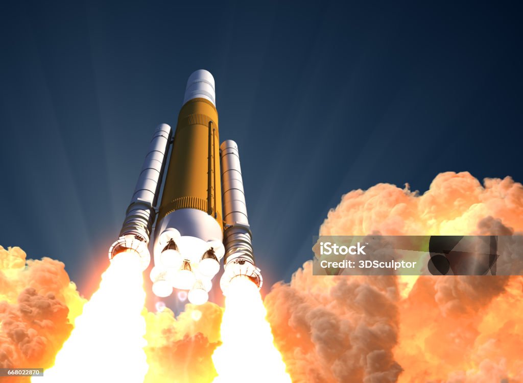 Lançamento de foguete pesado nas nuvens de fogo - Foto de stock de Foguete espacial royalty-free