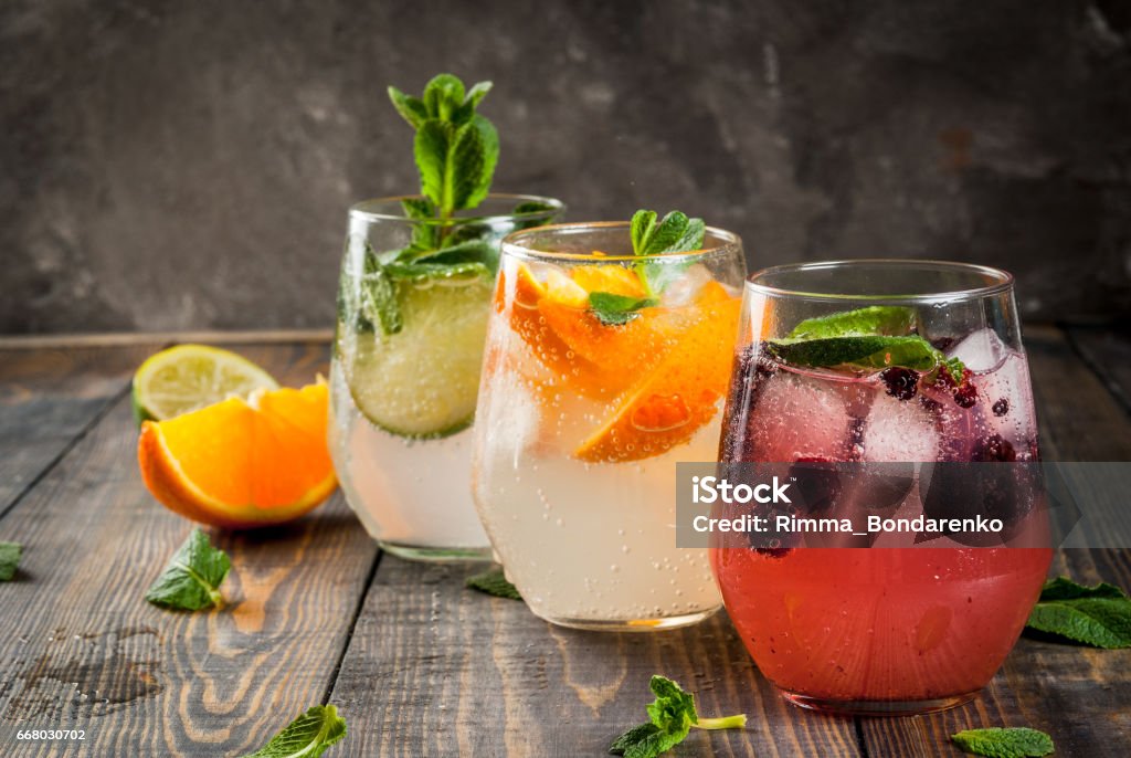 Set di tre tipi di gin tonic - Foto stock royalty-free di Bibita