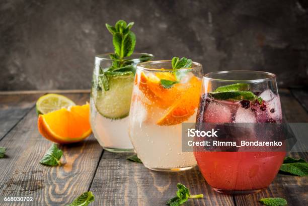 Set Di Tre Tipi Di Gin Tonic - Fotografie stock e altre immagini di Bibita - Bibita, Frutta, Cocktail