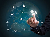 unternehmen-der-hand-mit-zahnrad-symbol-netzwerk-system-konzept-welt-technologie-menschen.jpg?b=1&s=170x170&k=20&c=bOC2wM8E49Fnf4wGn1BrupejTkgplyPqV0iuL1mRhNU=