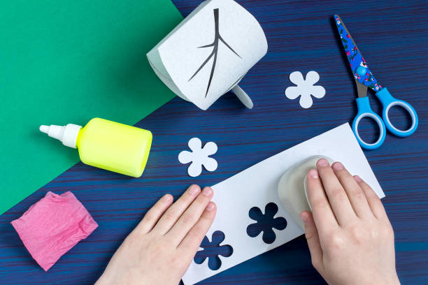 istock Making gift box by the child for Mother's Day. Step 7 668040032