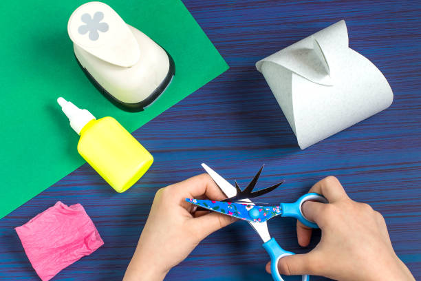 istock Making gift box by the child for Mother's Day. Step 5 668040034