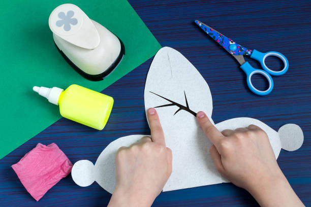 istock Making gift box by the child for Mother's Day. Step 6 668040036