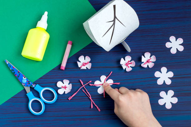 istock Making gift box by the child for Mother's Day. Step 8 668040038