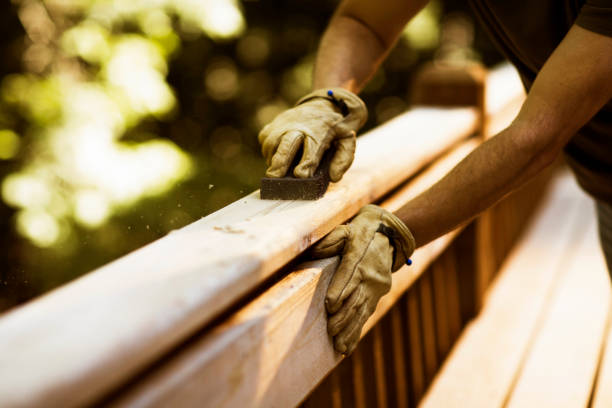 carpenter sanding cedar deck - carpenter construction residential structure construction worker imagens e fotografias de stock