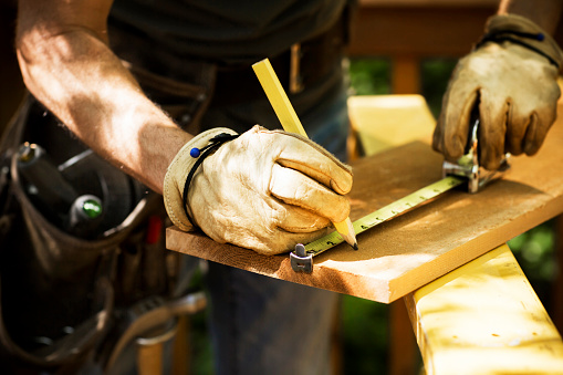 Carpenter medir un tablón de madera. photo