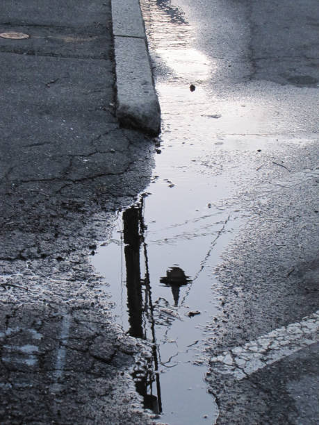 istock Reflection of a street light in a puddle 668050924