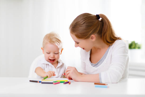 istock Mother with baby son with colored pencils 668057110