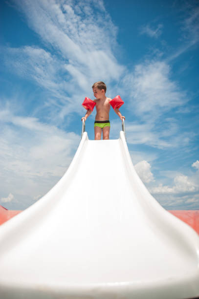 rodzice cieszący się z dziećmi na pedalo boat - inflatable slide sliding child zdjęcia i obrazy z banku zdjęć