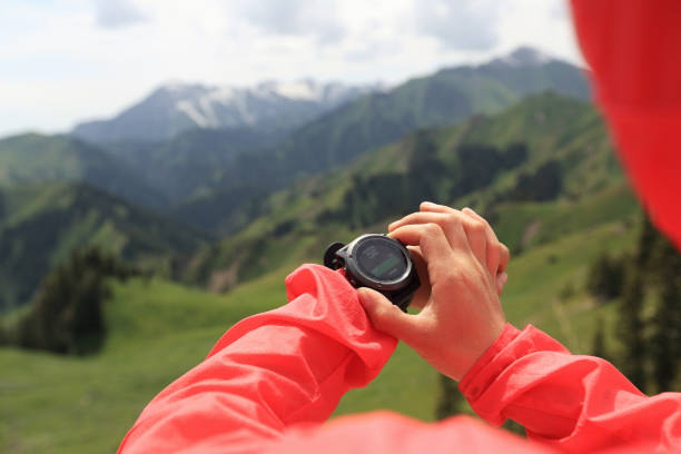 caminhante da mulher que verific o altímetro - gps watch - fotografias e filmes do acervo