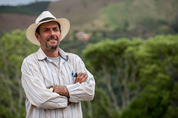 retrato de un agricultor de café colombiano - farm worker fotografías e imágenes de stock