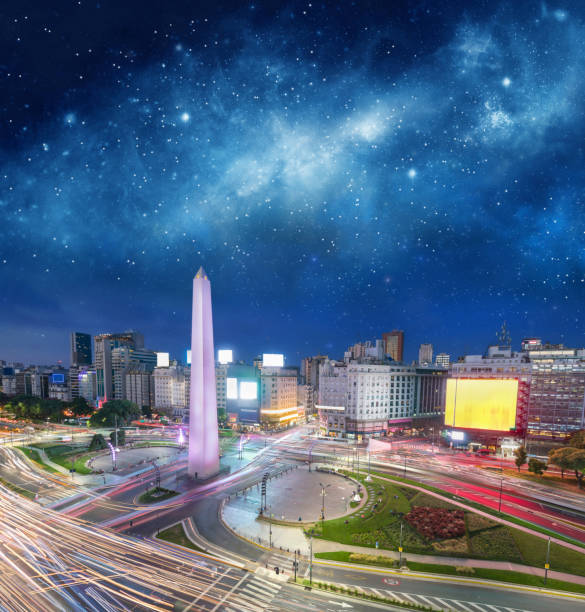 アルゼンチン ブエノスアイレス オベリスコ、夜のダウンタウン - obelisco ストックフォトと画像