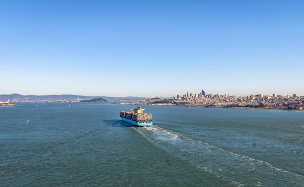 container-frachtschiff in san francisco bay und die skyline der innenstadt - san francisco, kalifornien, usa - cargo container san francisco county harbor skyline stock-fotos und bilder