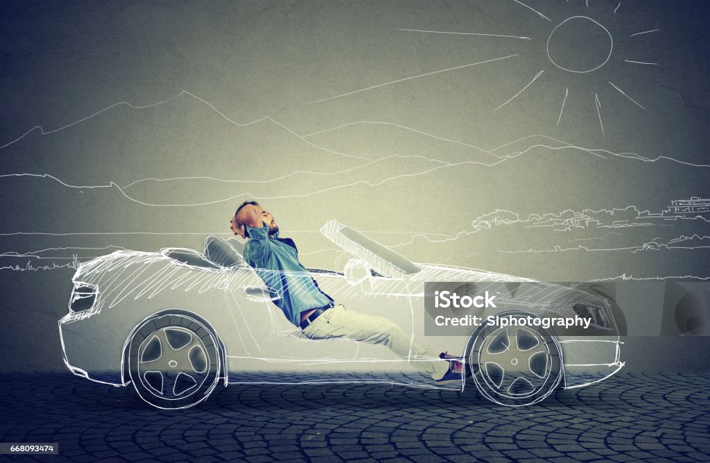 Homem de negócios jovem de perfil lateral relaxa em seu carro driverless - Foto de stock de Dirigir royalty-free
